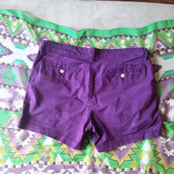 Khakis by GAP Girlfriend 5 Inch Cargo Type Shorts - Picture 8 of 14